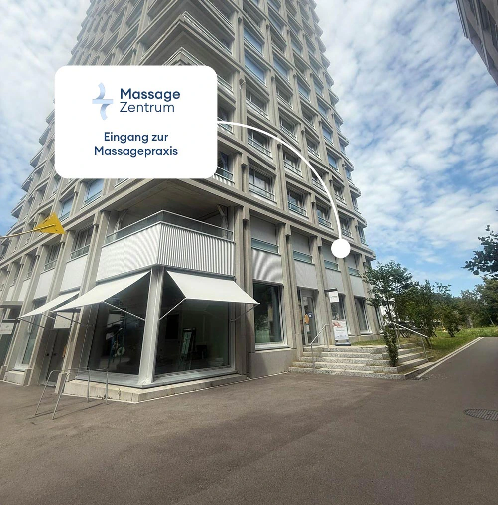 Eingang zur Massagepraxis an der Piazza Santeramo 1 in Bülach – am Gebäude markiert