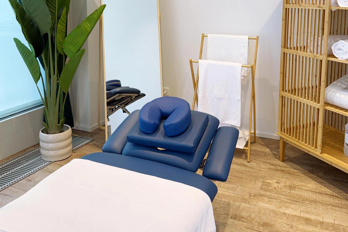 Massageliege mit Nackenrolle und frischer Wäsche in der Praxis an der Piazza Santeramo 1 in Bülach – Massage Zentrum Embrach
